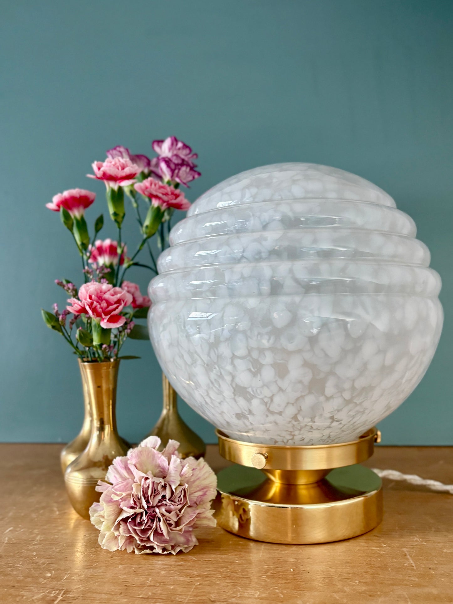 Lampe à poser globe vintage art déco en verre de Clichy blanc