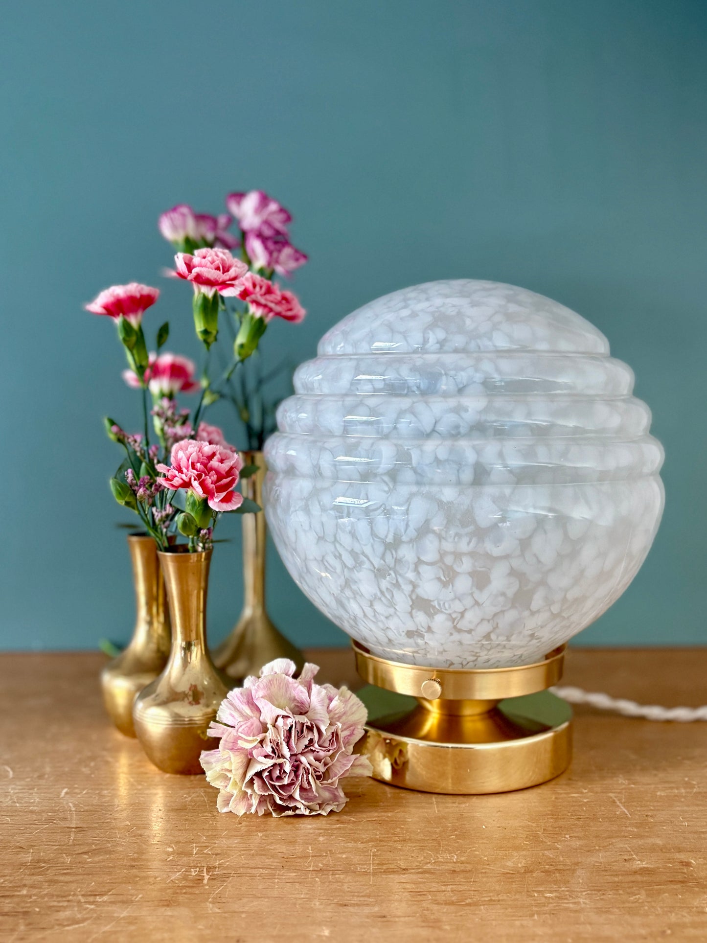 Lampe à poser globe vintage art déco en verre de Clichy blanc