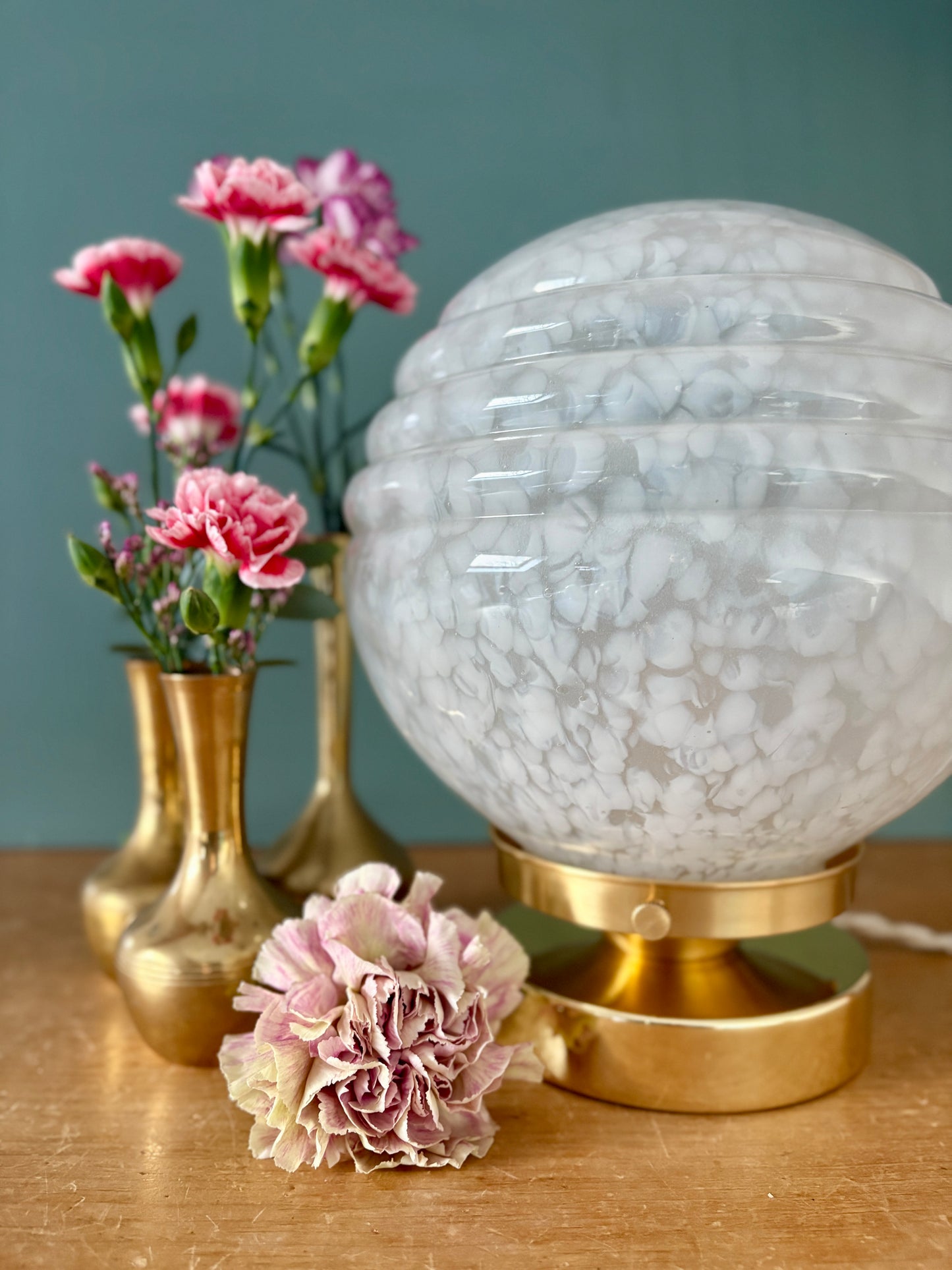 Lampe à poser globe vintage art déco en verre de Clichy blanc