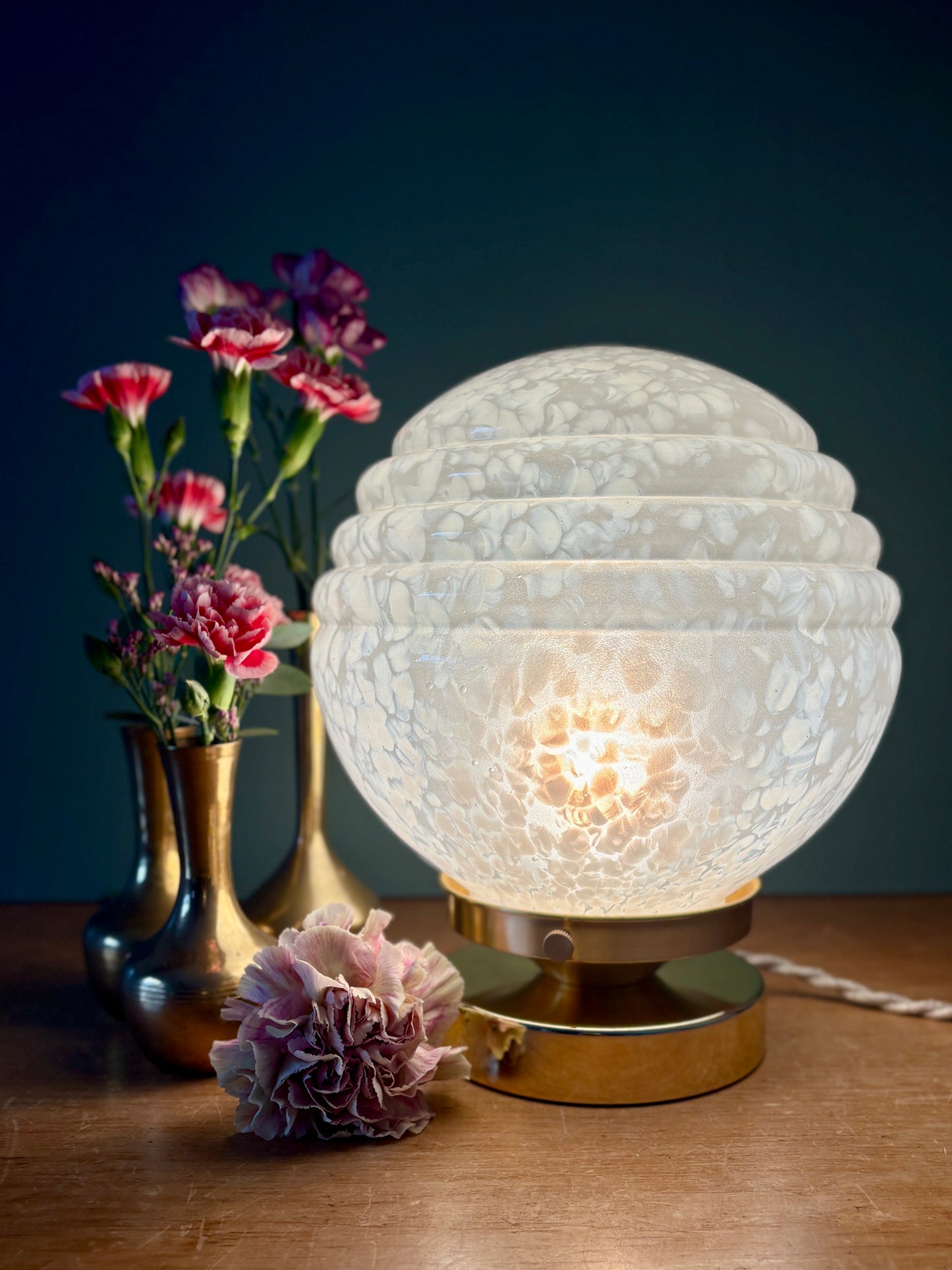 Lampe à poser globe vintage art déco en verre de Clichy blanc