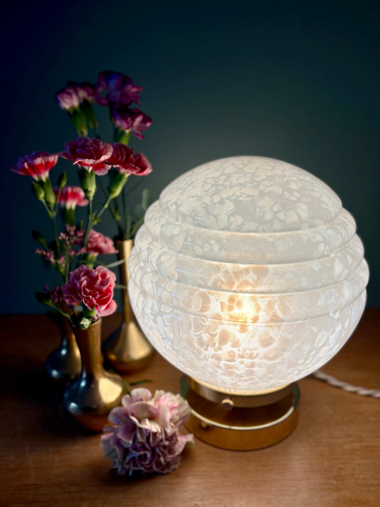 Lampe à poser globe vintage art déco en verre de Clichy blanc