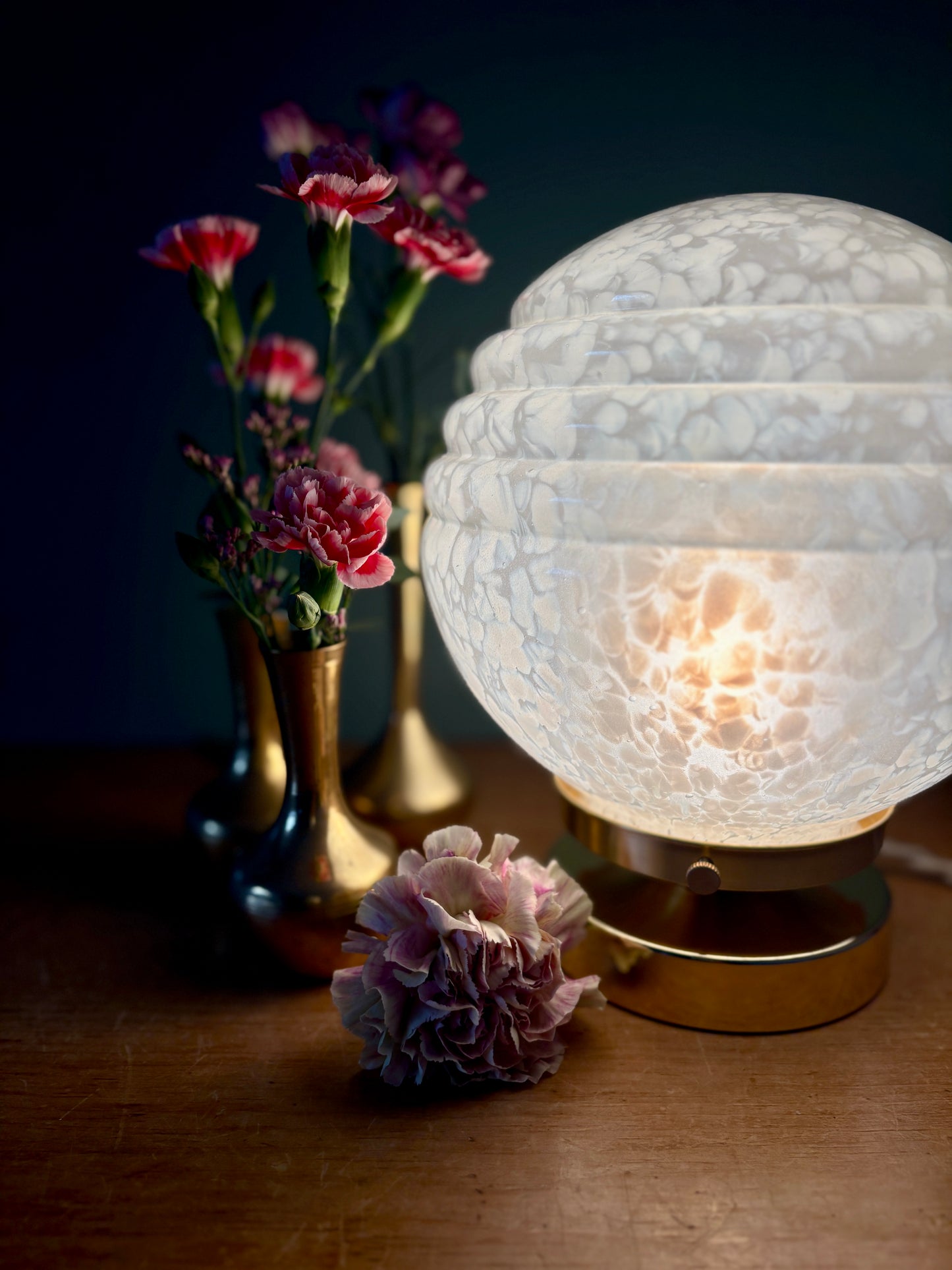 Lampe à poser globe vintage art déco en verre de Clichy blanc