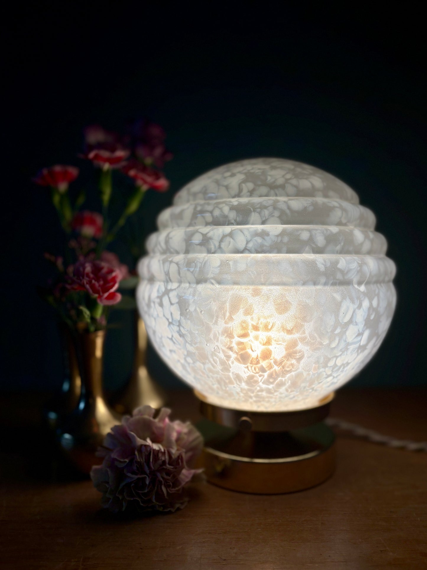 Lampe à poser globe vintage art déco en verre de Clichy blanc