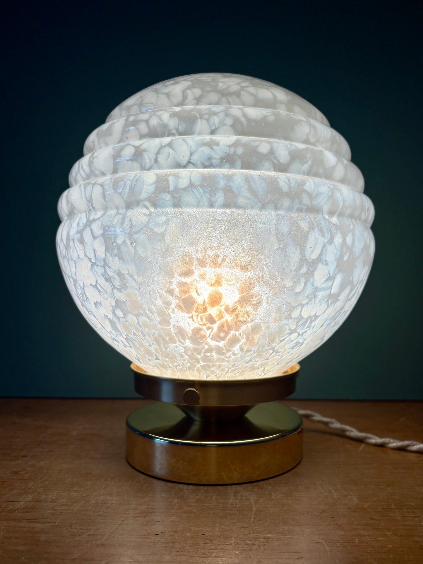 Lampe à poser globe vintage art déco en verre de Clichy blanc