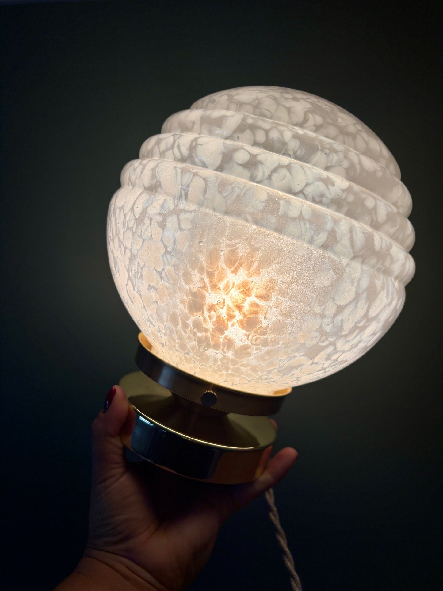 Lampe à poser globe vintage art déco en verre de Clichy blanc