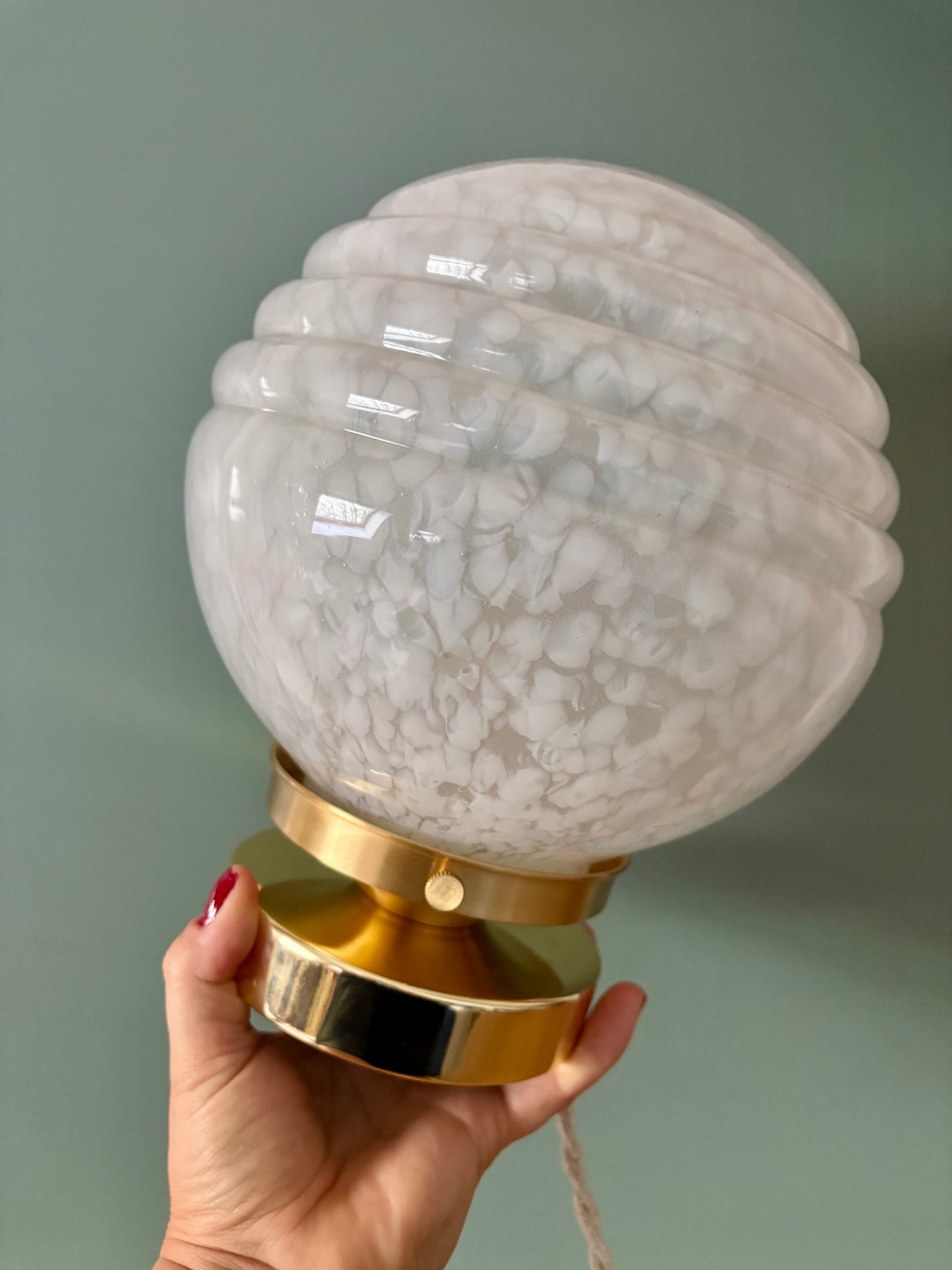 Lampe à poser globe vintage art déco en verre de Clichy blanc