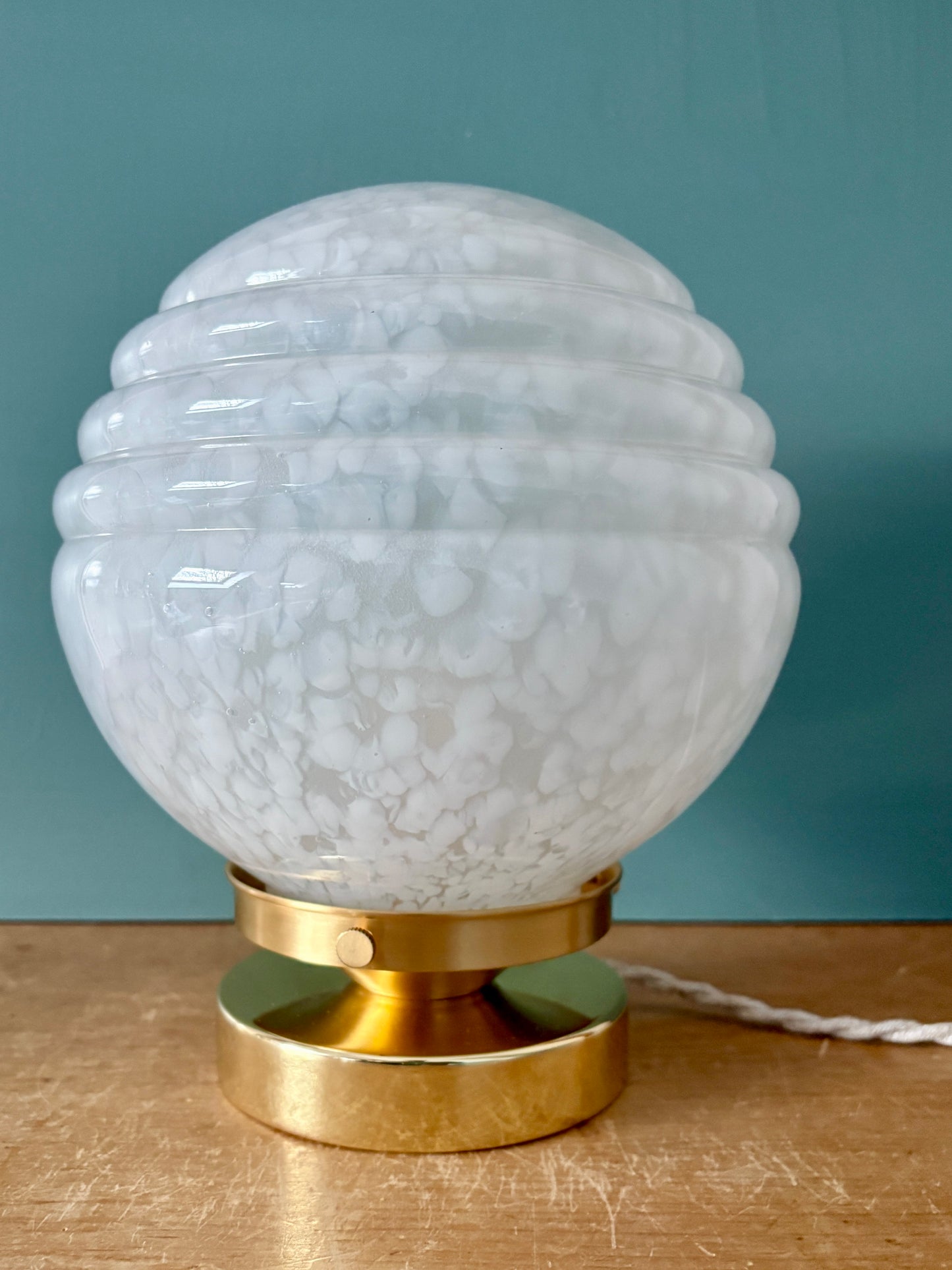 Lampe à poser globe vintage art déco en verre de Clichy blanc