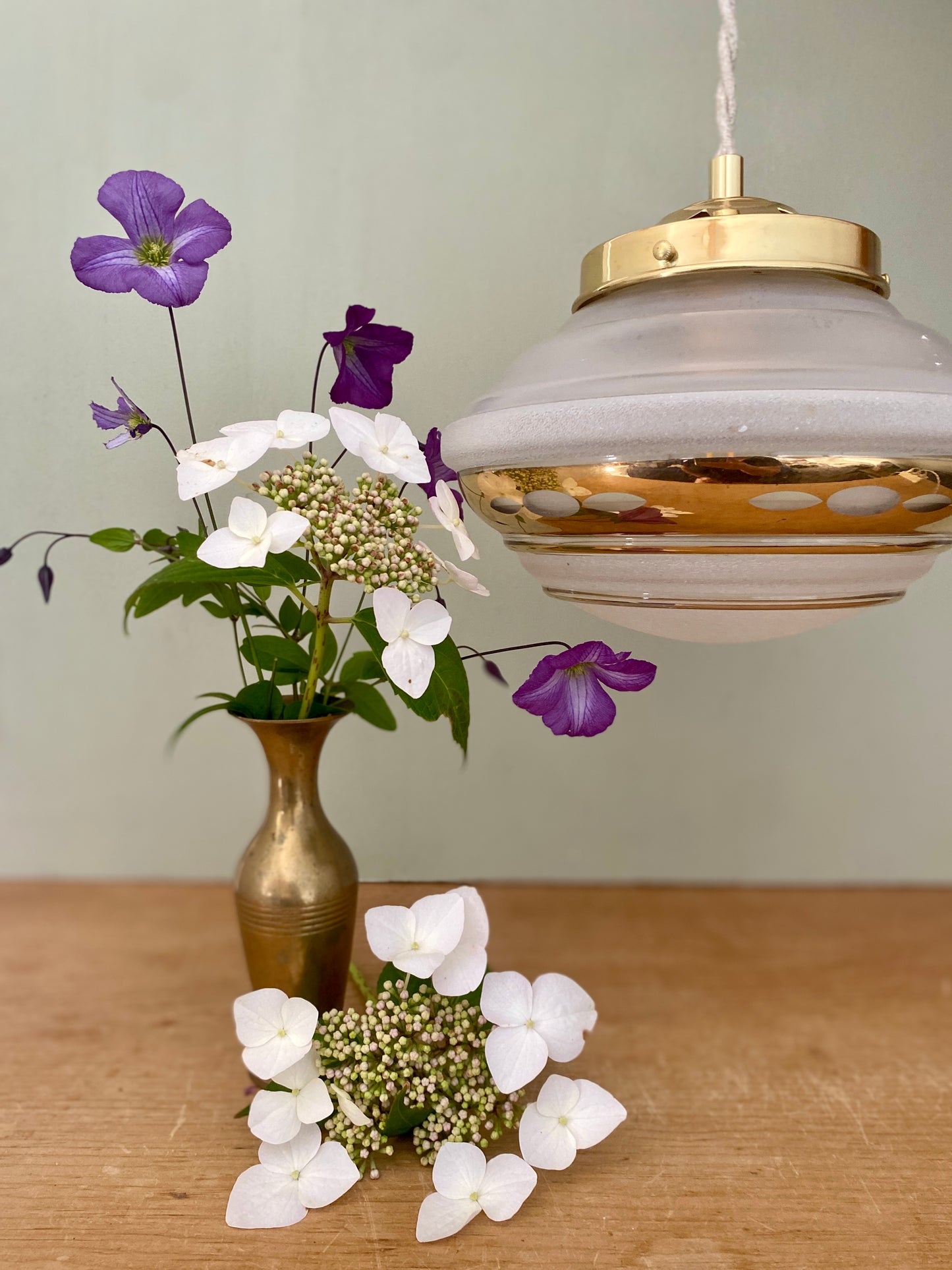 Suspension globe vintage art déco en verre dépoli blanc et doré