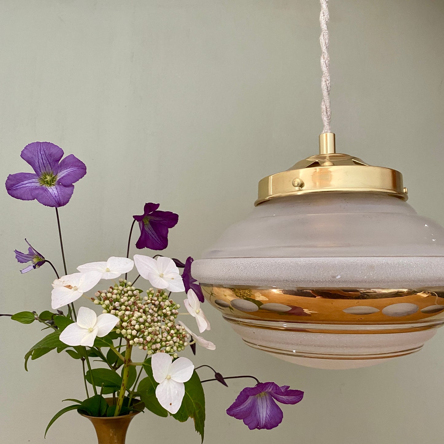 Suspension globe vintage art déco en verre dépoli blanc et doré