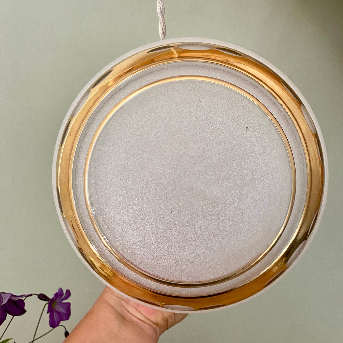 Suspension globe vintage art déco en verre dépoli blanc et doré