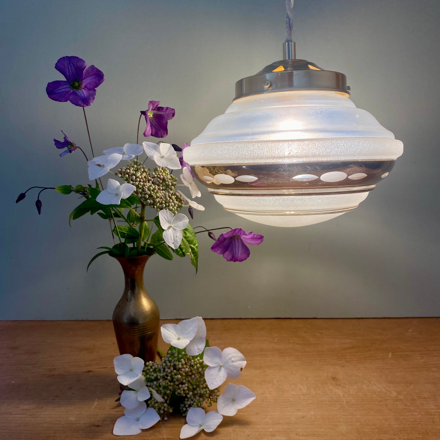 Suspension globe vintage art déco en verre dépoli blanc et doré