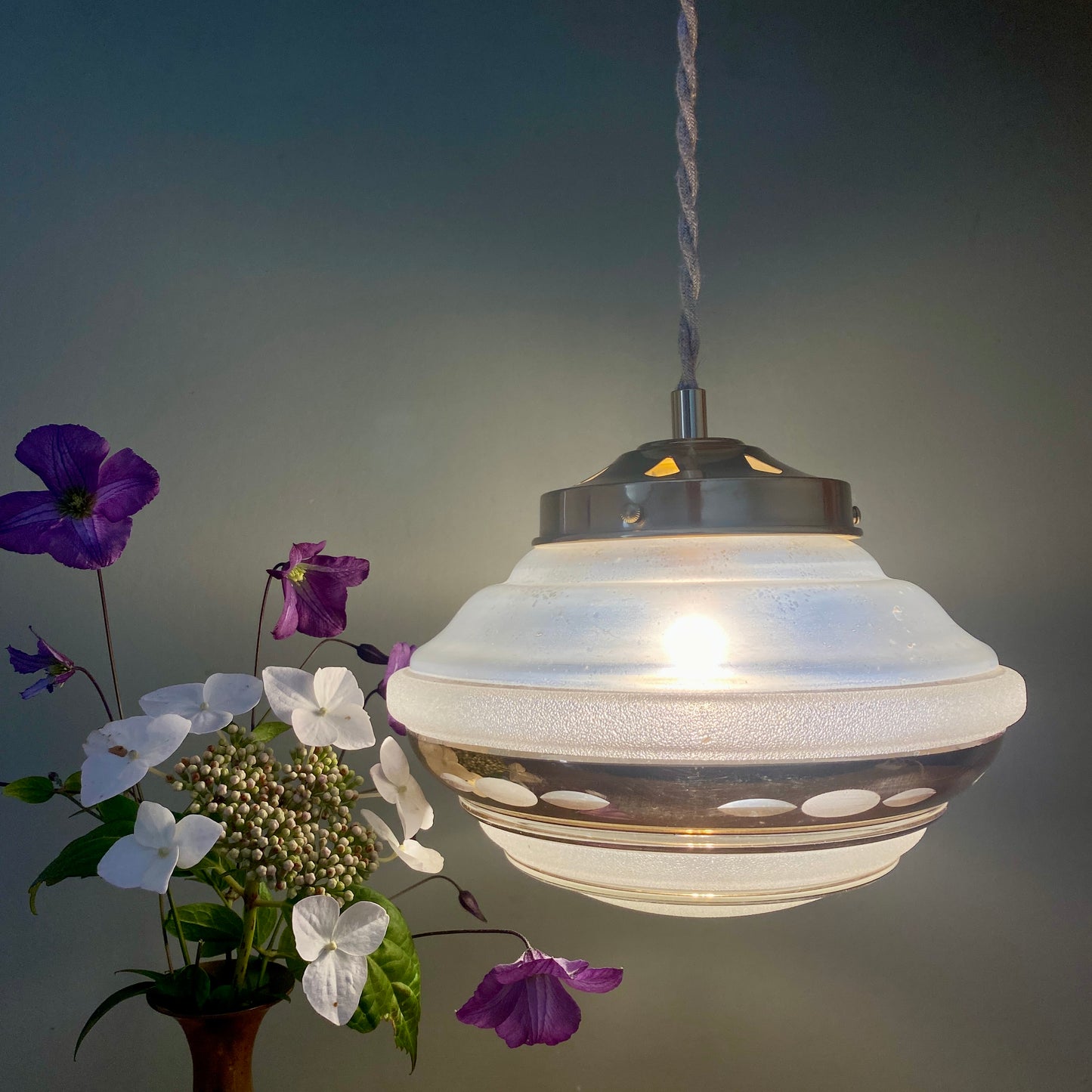 Suspension globe vintage art déco en verre dépoli blanc et doré