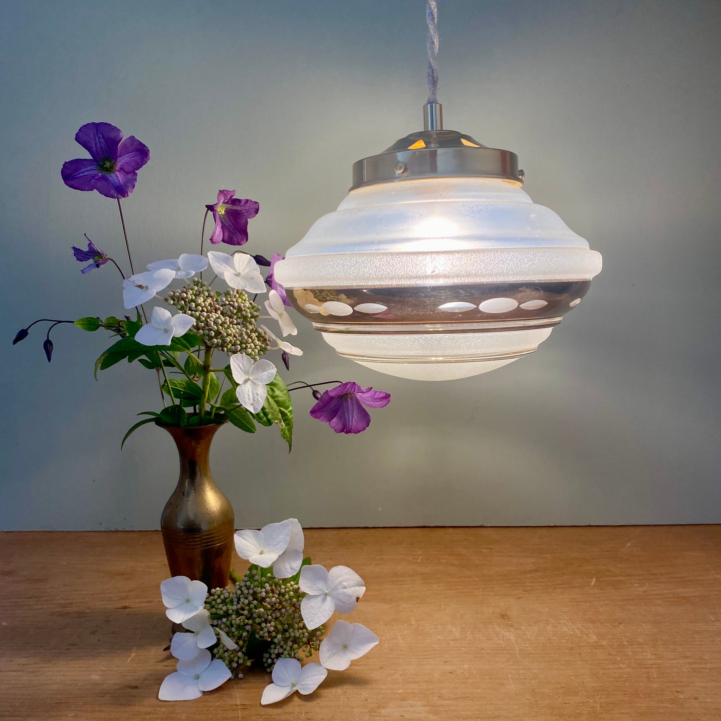 Suspension globe vintage art déco en verre dépoli blanc et doré