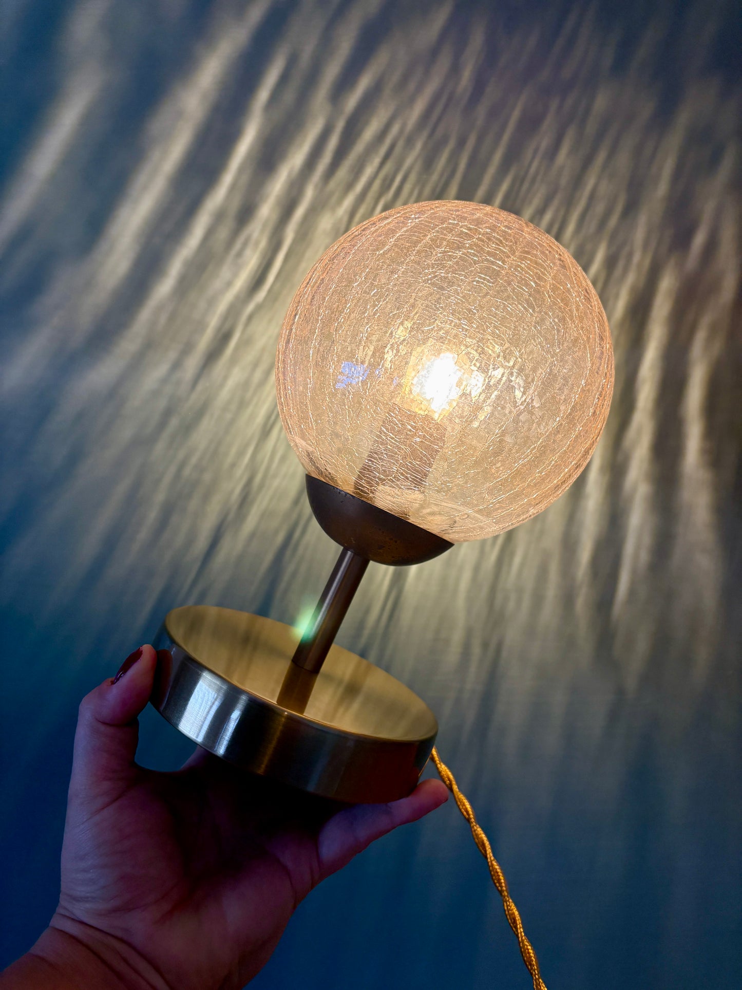 Lampe à poser globe vintage en verre ambré (BA1)