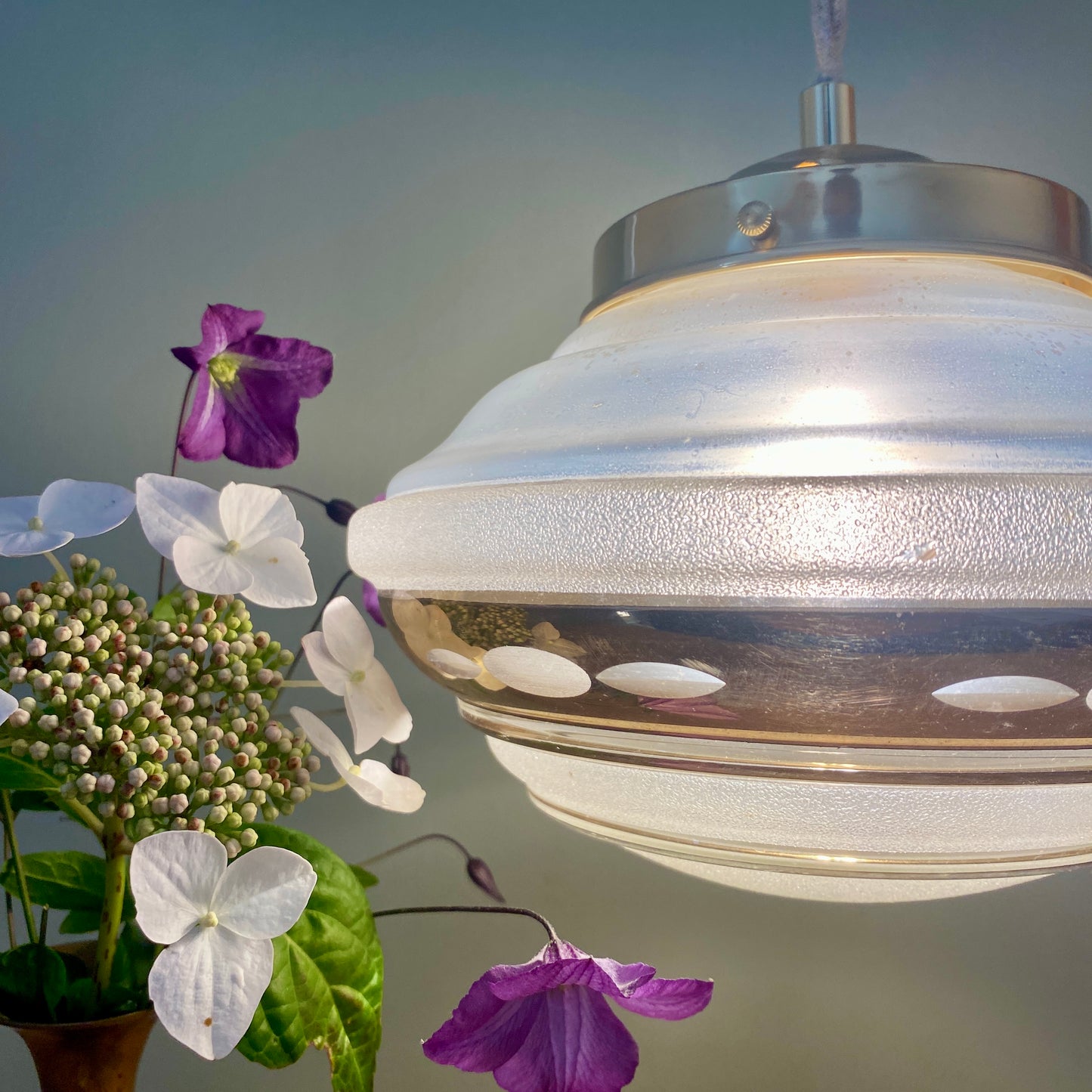 Suspension globe vintage art déco en verre dépoli blanc et doré