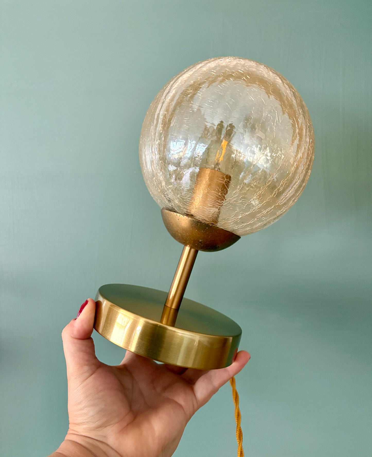 Lampe à poser globe vintage en verre ambré (BA1)