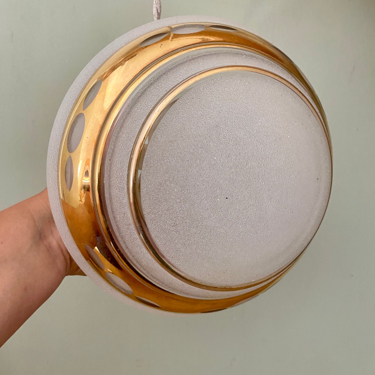 Suspension globe vintage art déco en verre dépoli blanc et doré