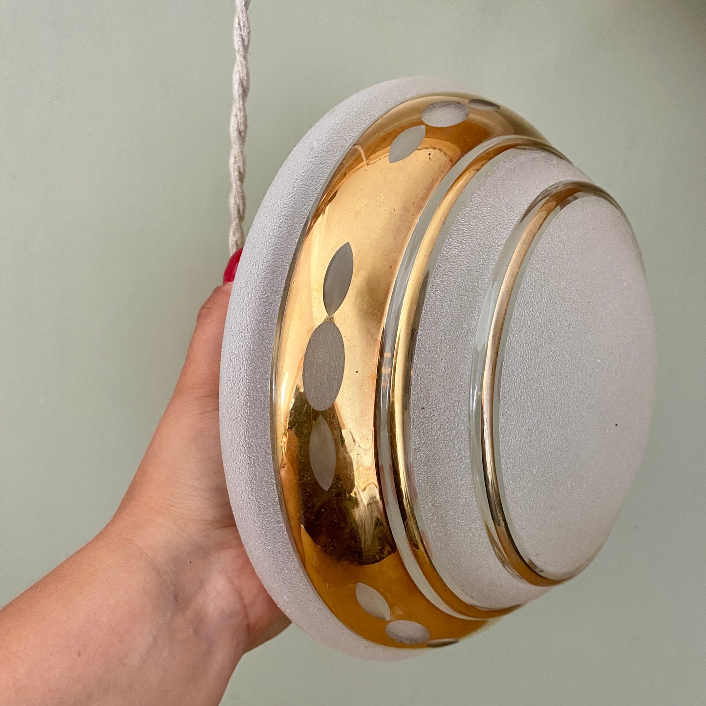 Suspension globe vintage art déco en verre dépoli blanc et doré