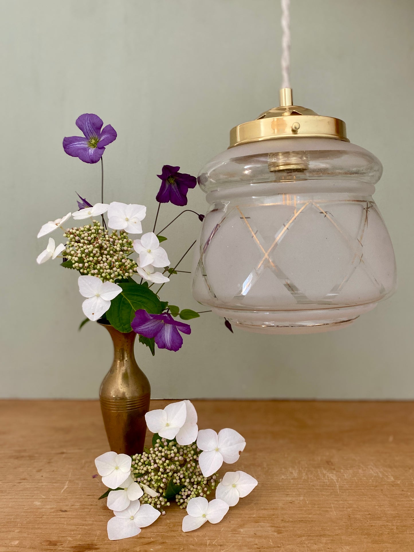 Suspension globe vintage art déco blanc et doré