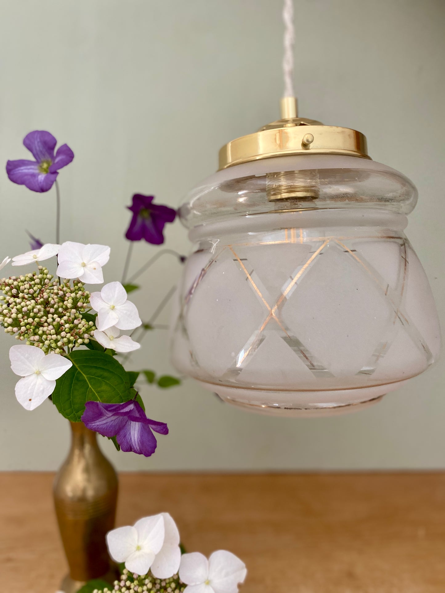 Suspension globe vintage art déco blanc et doré