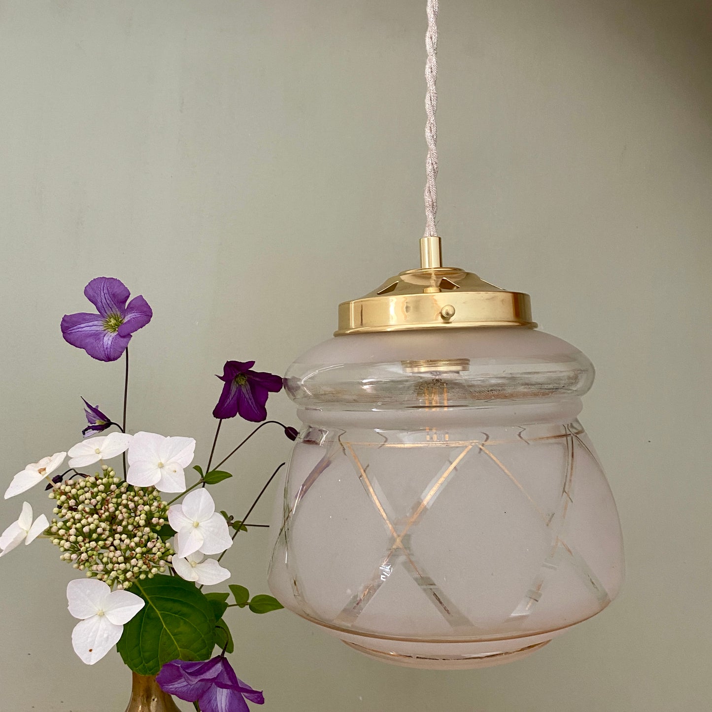 Suspension globe vintage art déco blanc et doré