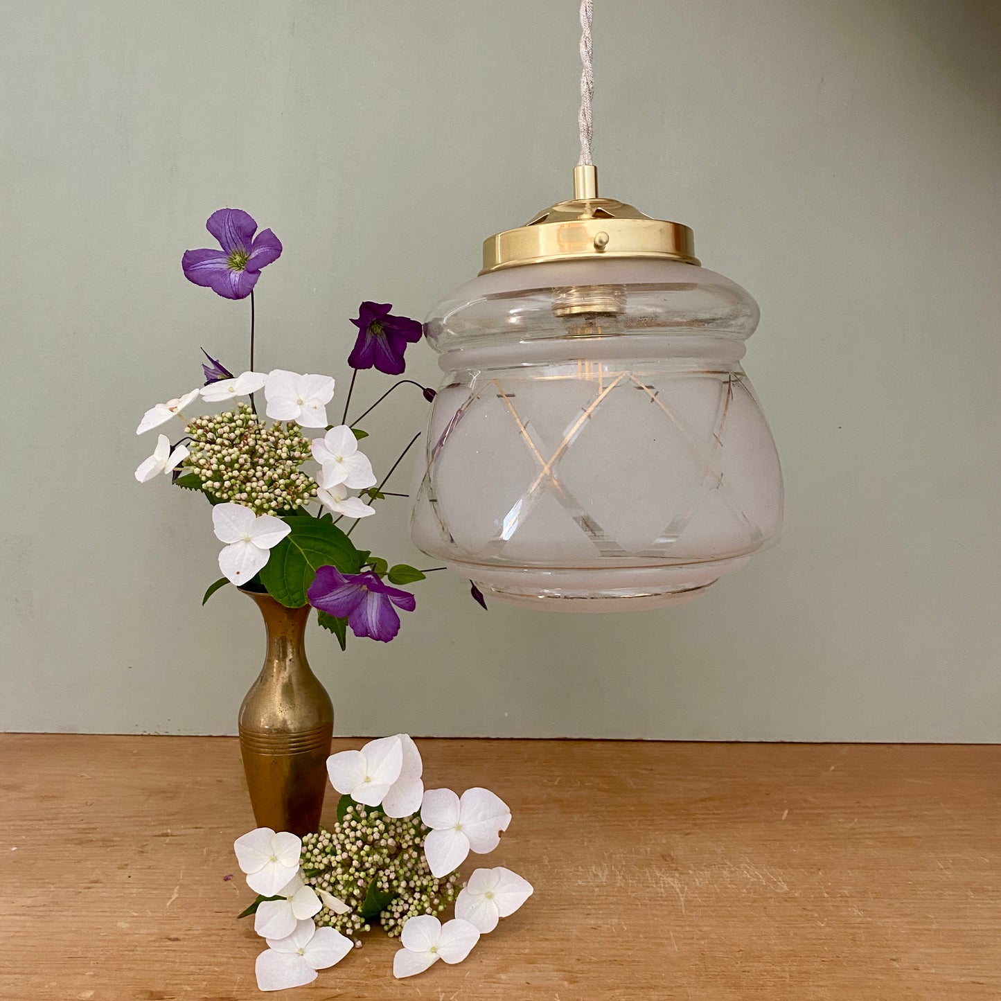 Suspension globe vintage art déco blanc et doré