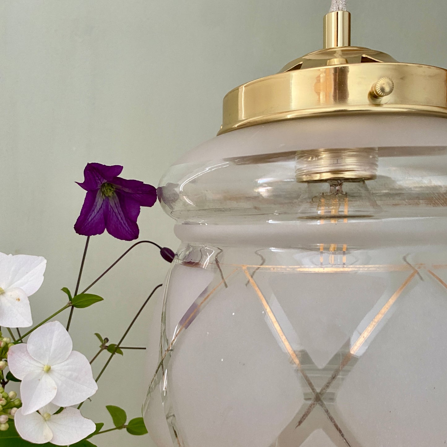 Suspension globe vintage art déco blanc et doré