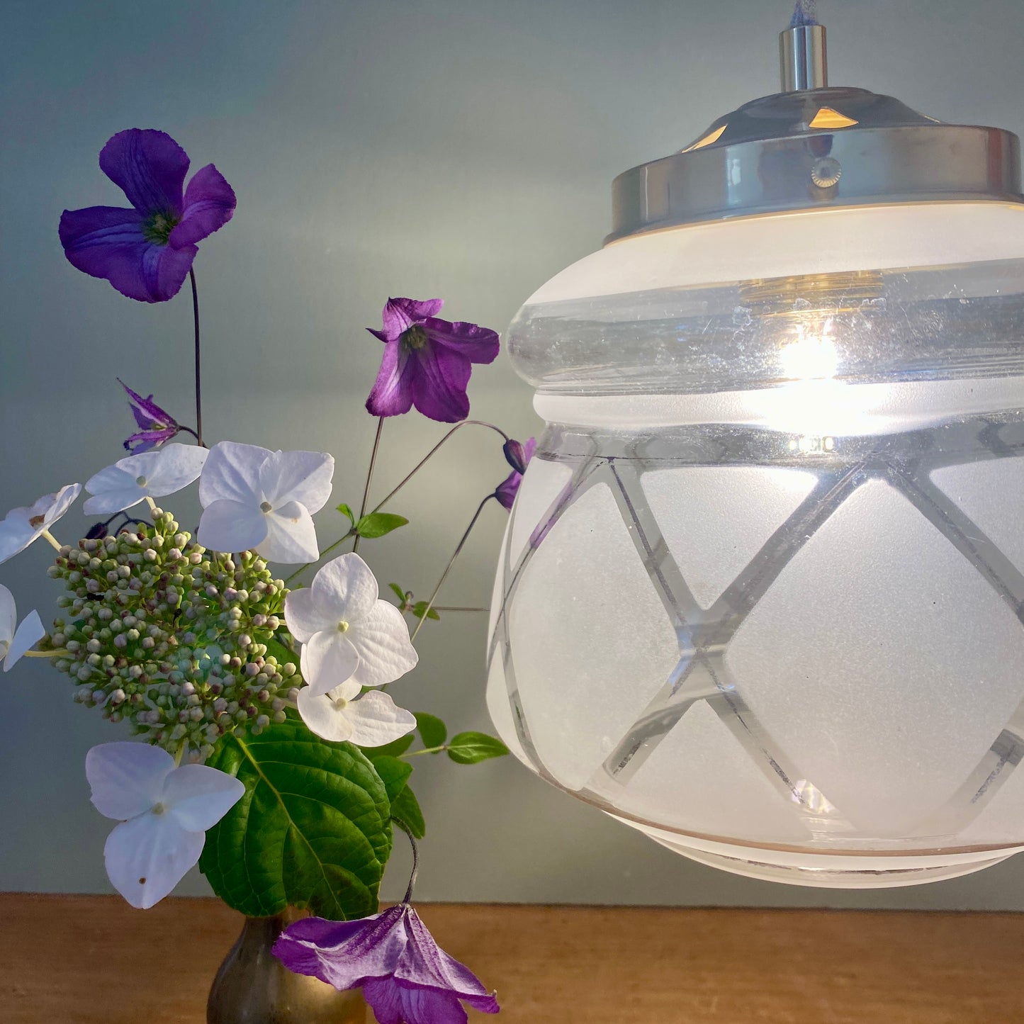 Suspension globe vintage art déco blanc et doré