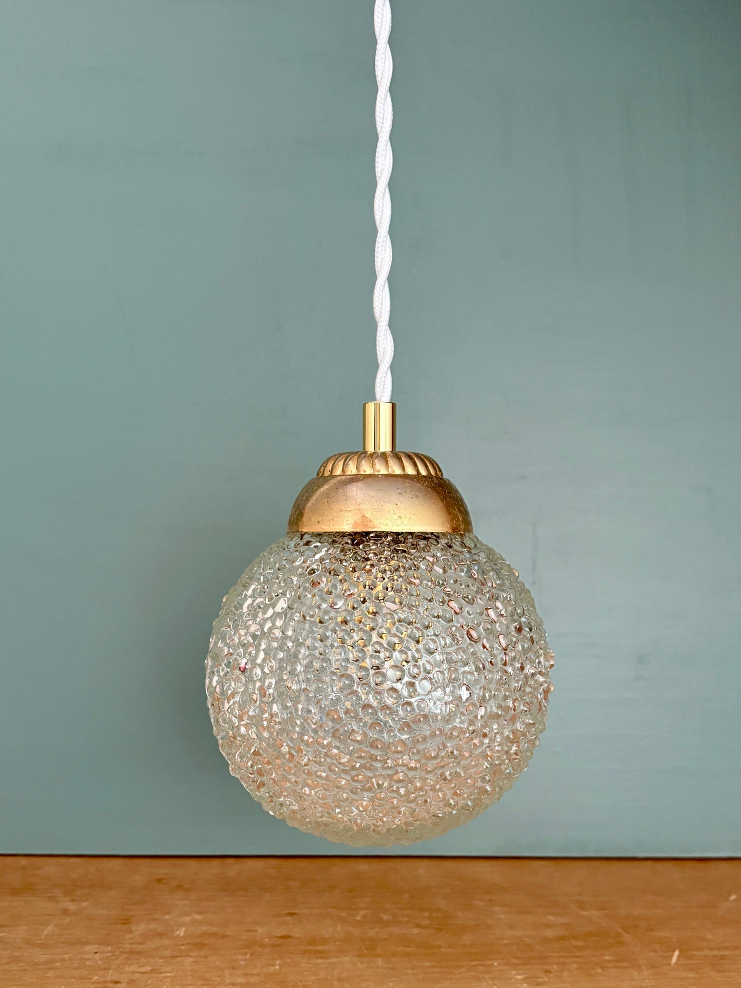 Suspension globe vintage en verre moulé (BP1)