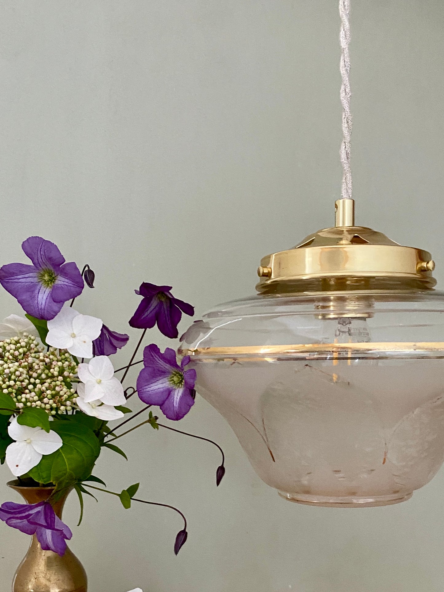 Suspension globe vintage art déco en verre dépoli blanc et doré