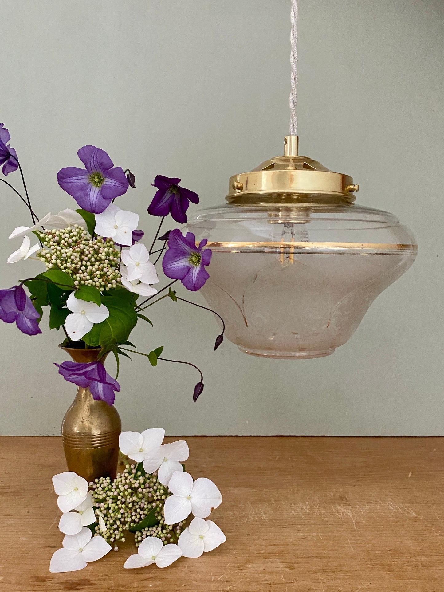 Suspension globe vintage art déco en verre dépoli blanc et doré