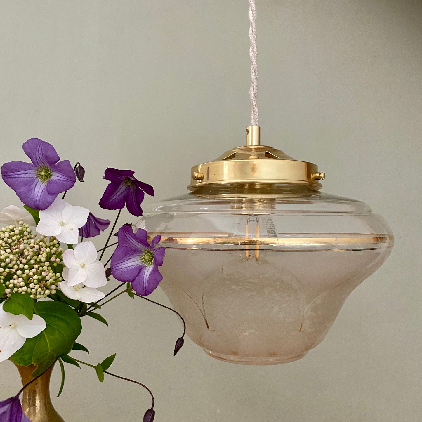 Suspension globe vintage art déco en verre dépoli blanc et doré