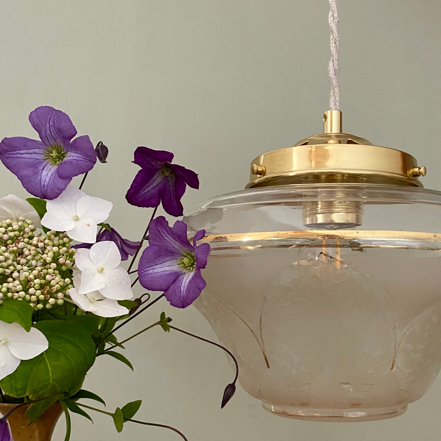 Suspension globe vintage art déco en verre dépoli blanc et doré