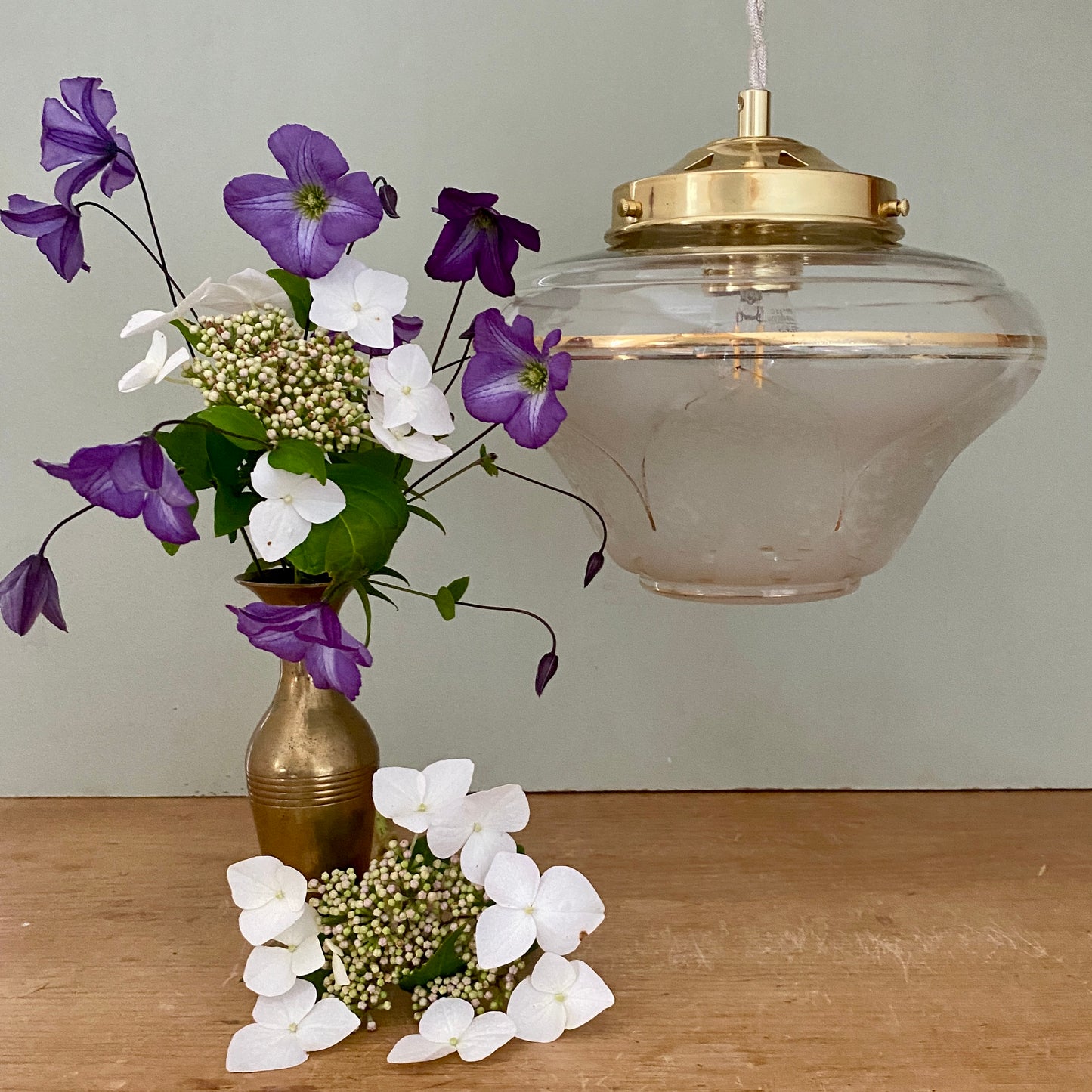 Suspension globe vintage art déco en verre dépoli blanc et doré