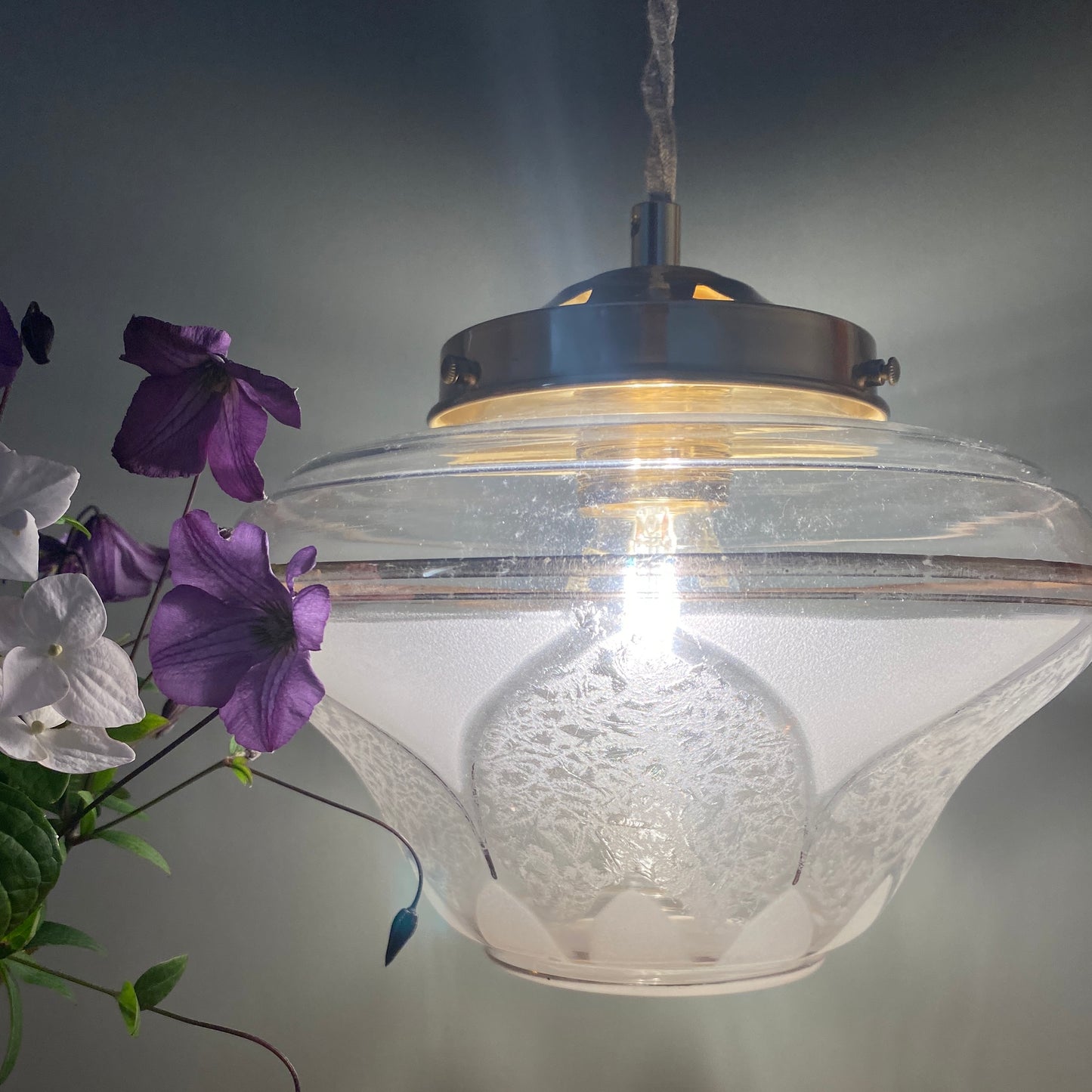 Suspension globe vintage art déco en verre dépoli blanc et doré