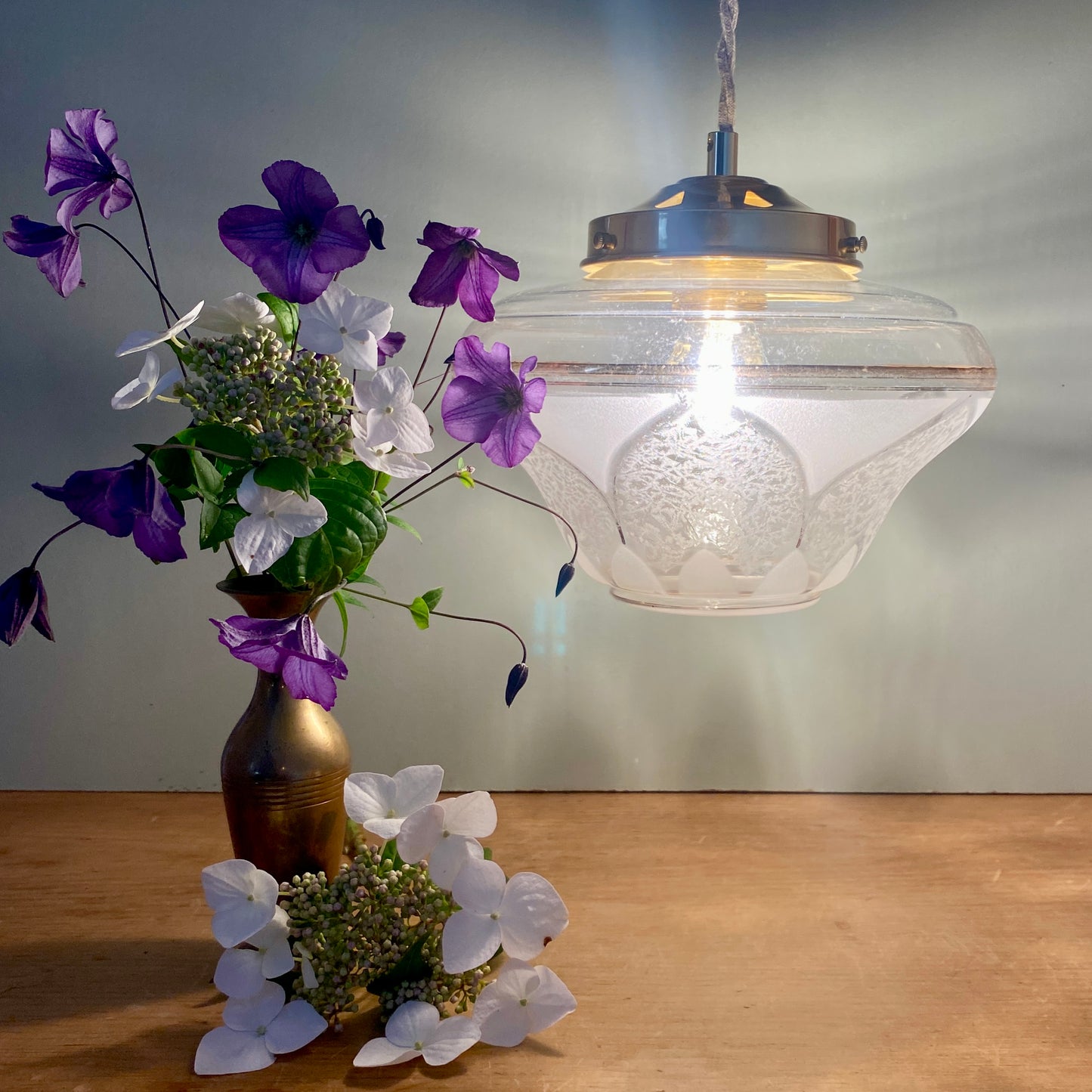 Suspension globe vintage art déco en verre dépoli blanc et doré