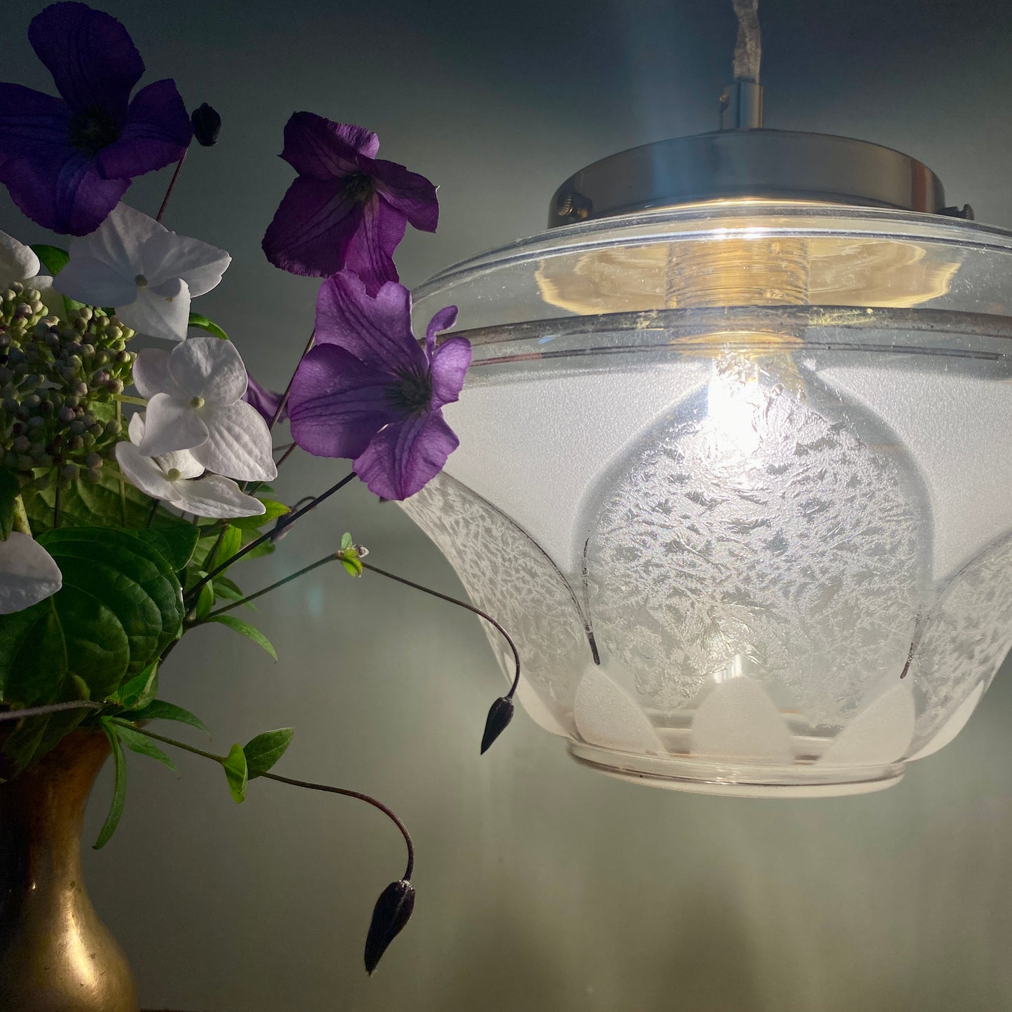 Suspension globe vintage art déco en verre dépoli blanc et doré