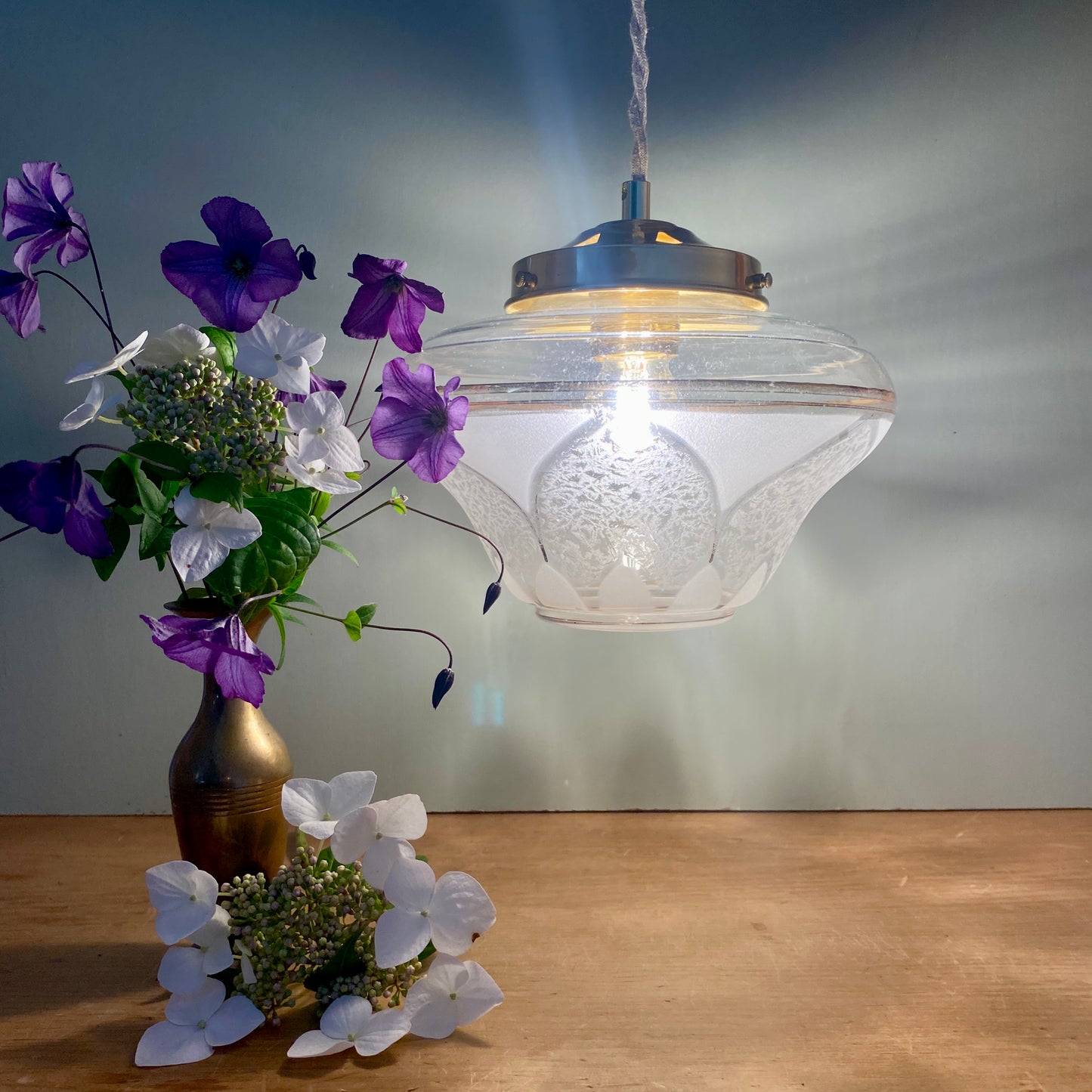 Suspension globe vintage art déco en verre dépoli blanc et doré