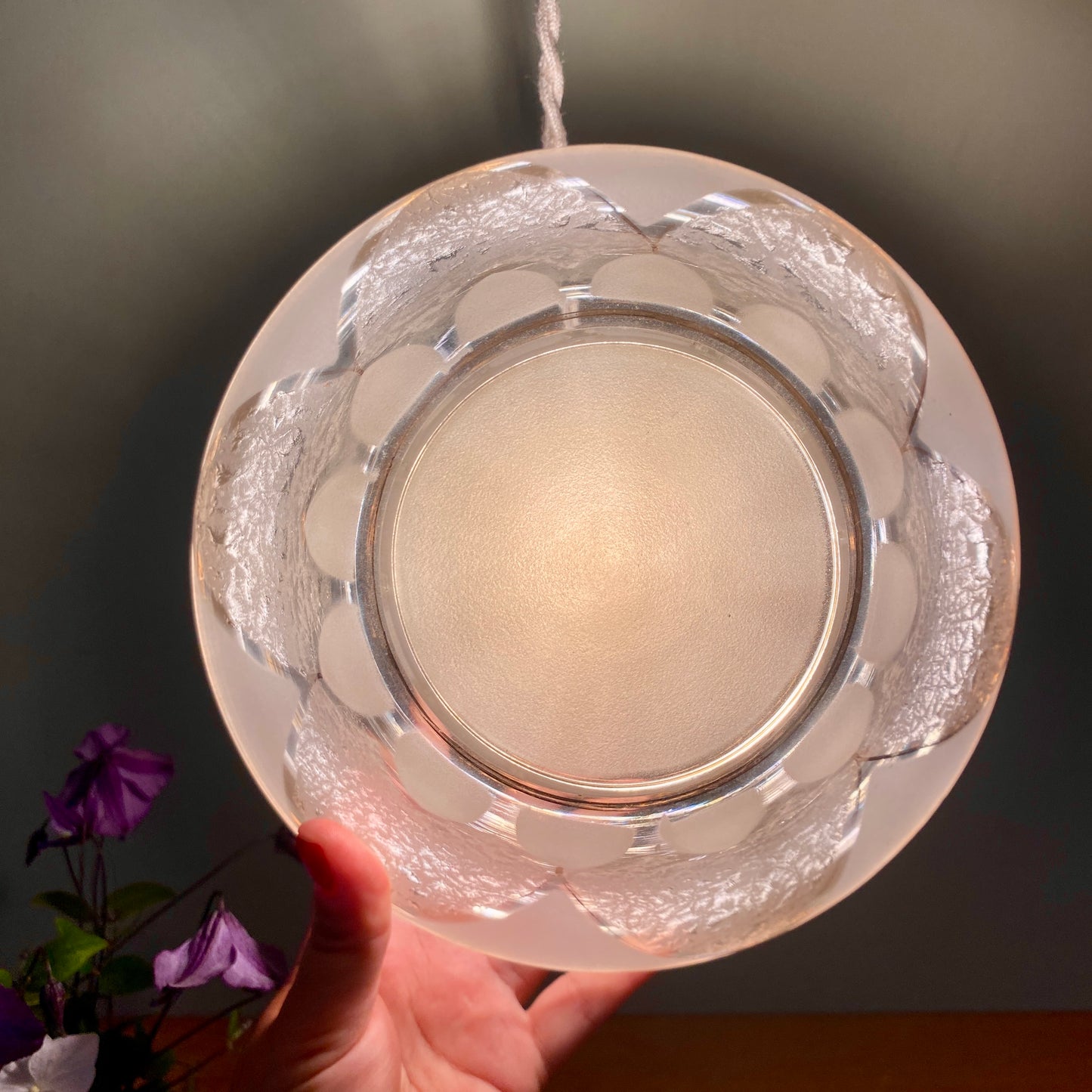 Suspension globe vintage art déco en verre dépoli blanc et doré