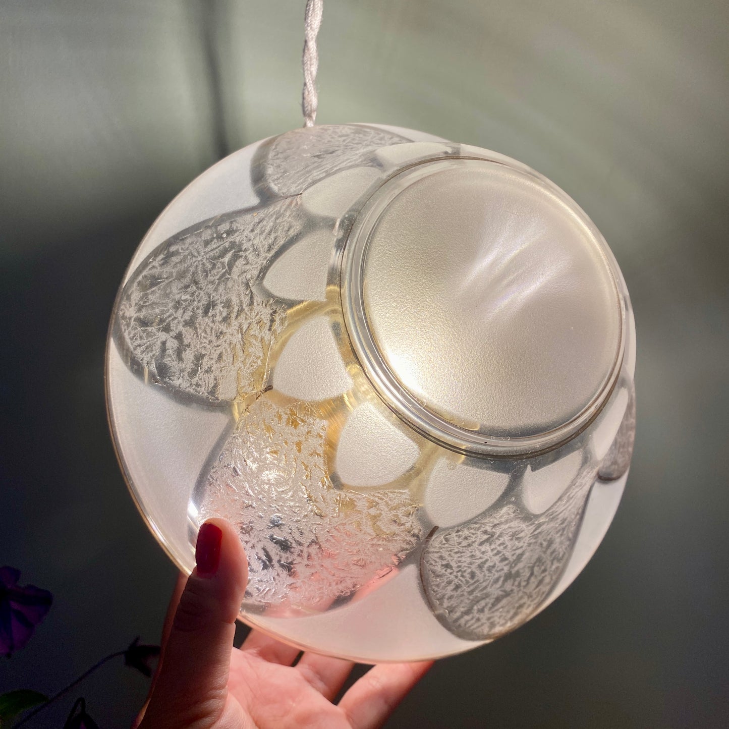 Suspension globe vintage art déco en verre dépoli blanc et doré