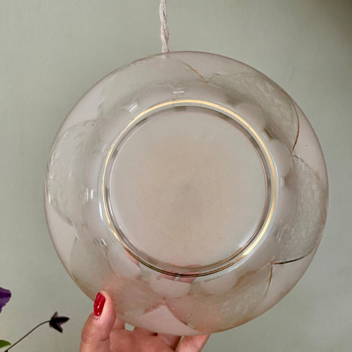 Suspension globe vintage art déco en verre dépoli blanc et doré