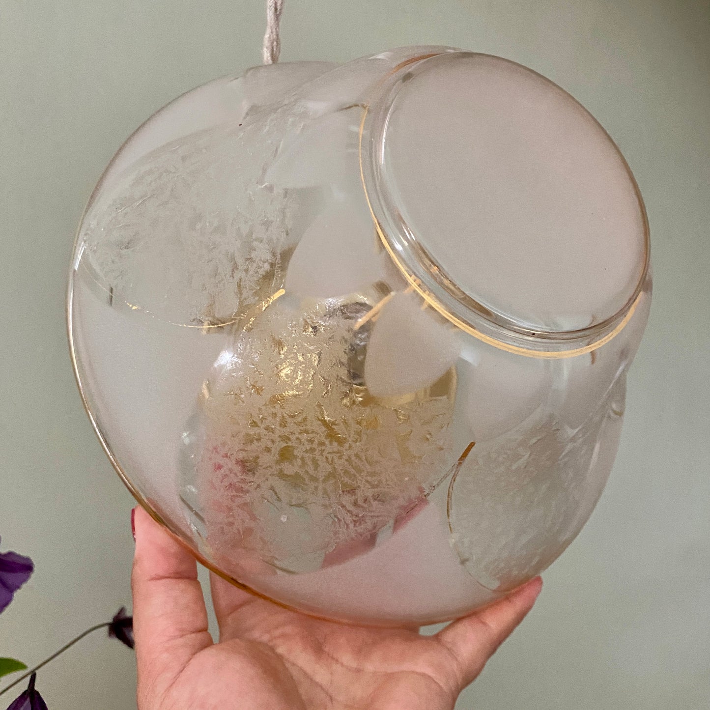 Suspension globe vintage art déco en verre dépoli blanc et doré