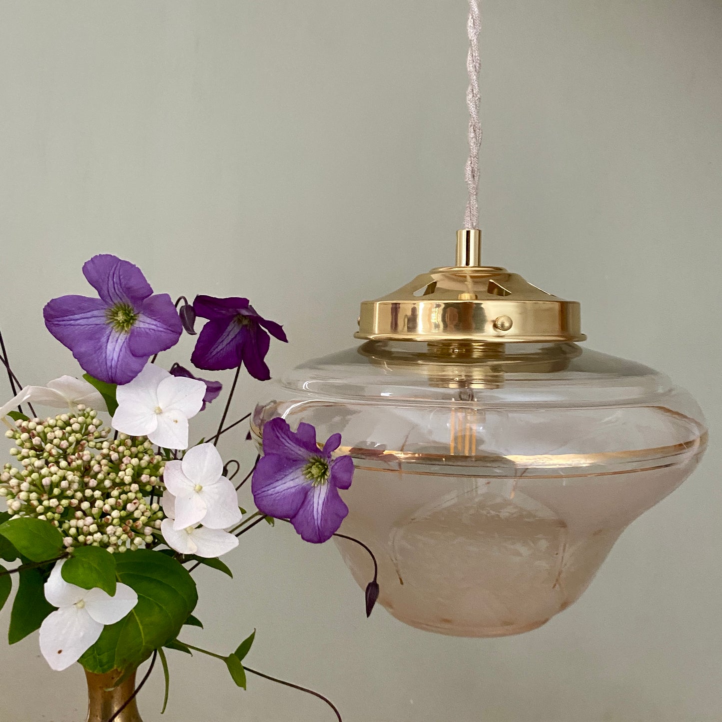 Suspension globe vintage art déco en verre dépoli blanc et doré