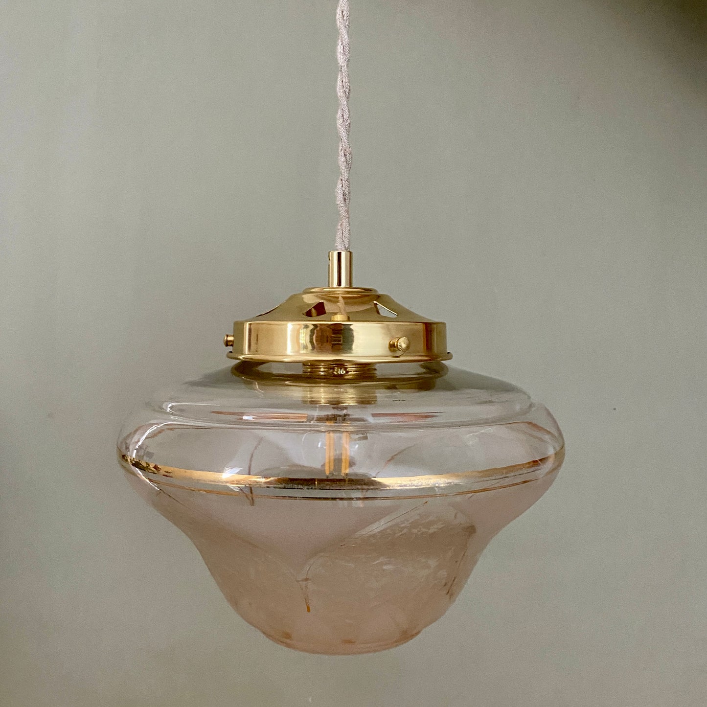 Suspension globe vintage art déco en verre dépoli blanc et doré