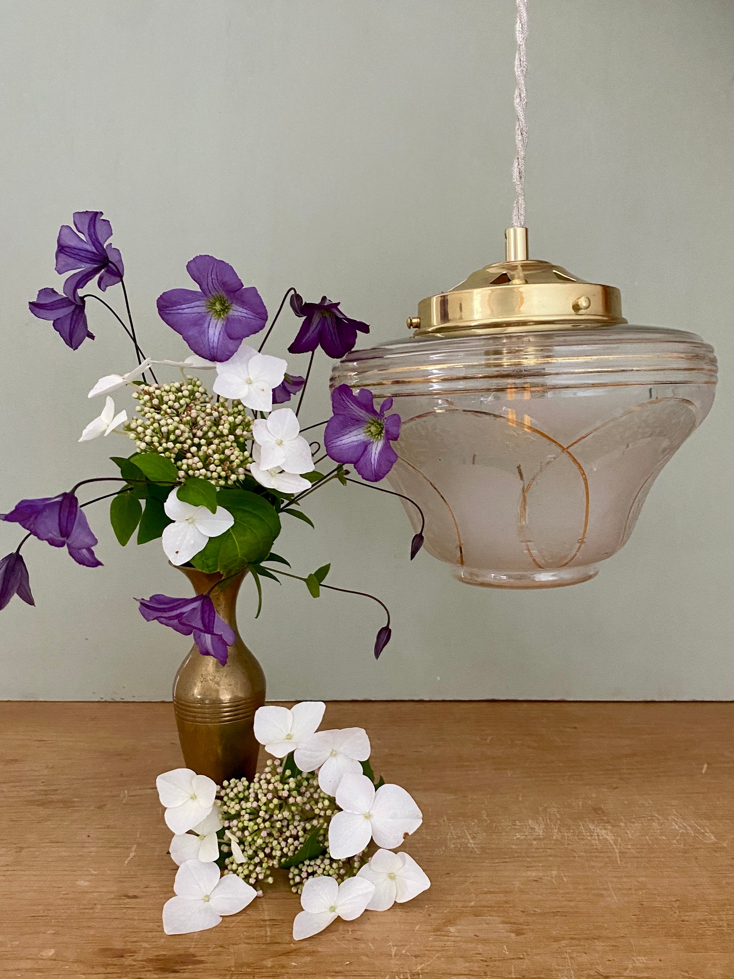 Suspension globe vintage art déco blanc et doré