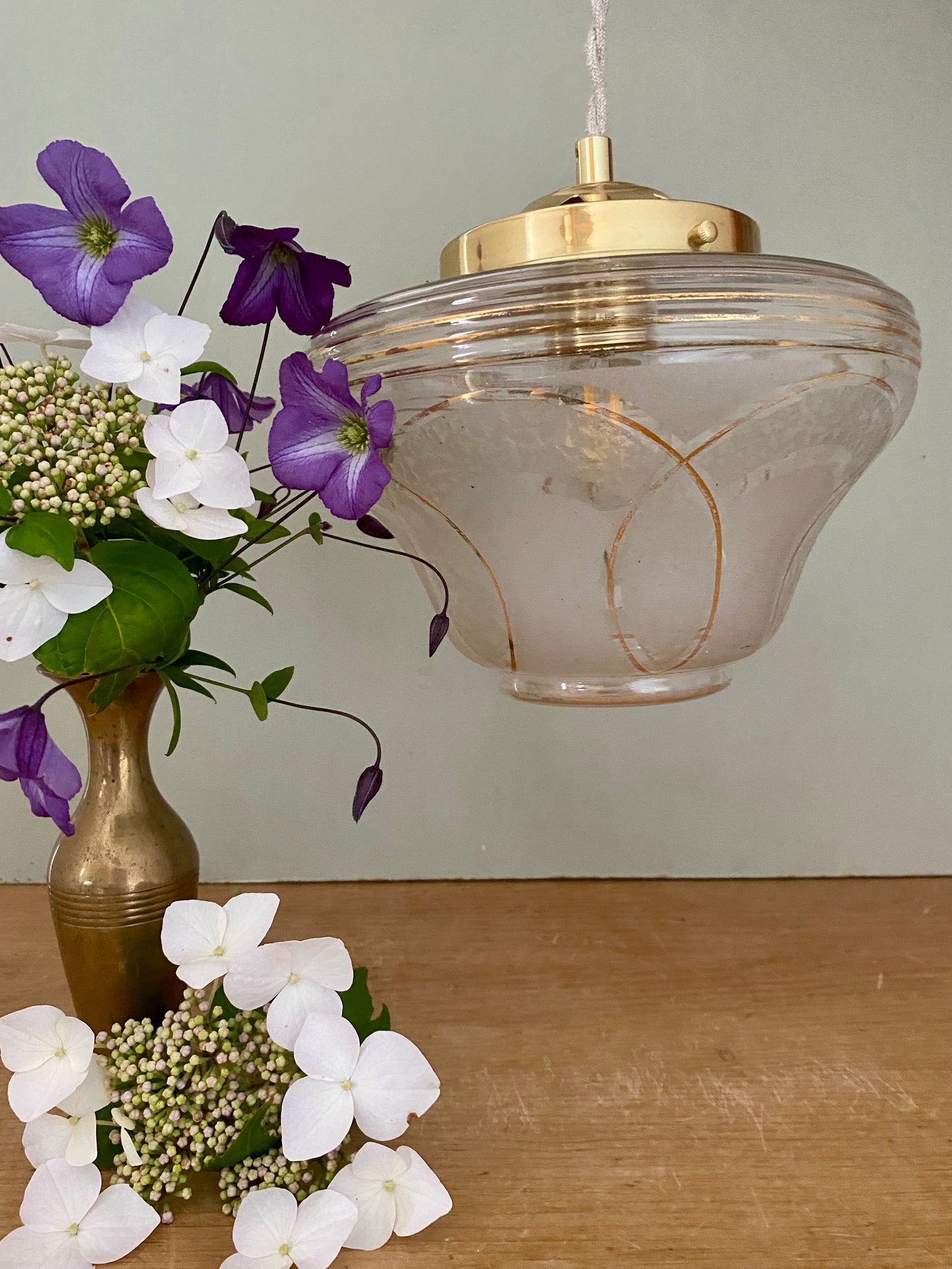 Suspension globe vintage art déco blanc et doré