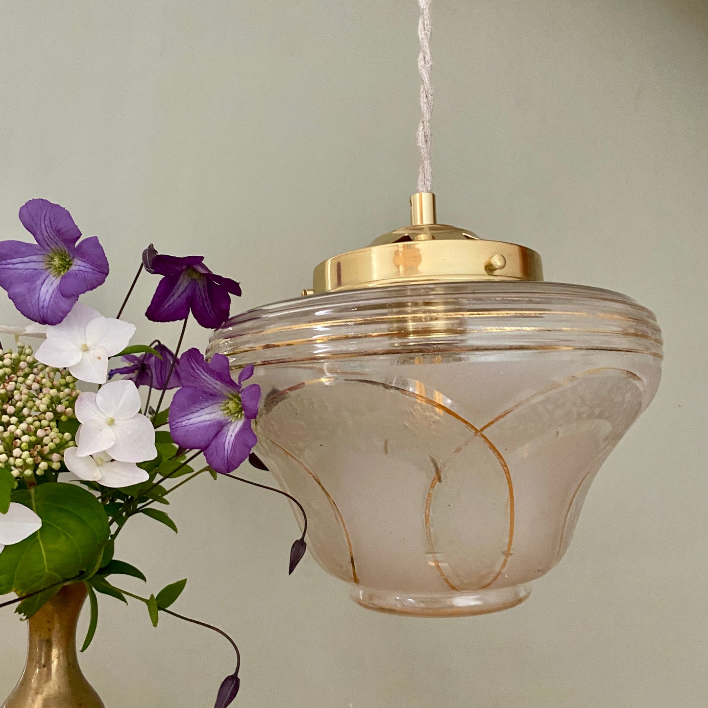 Suspension globe vintage art déco blanc et doré