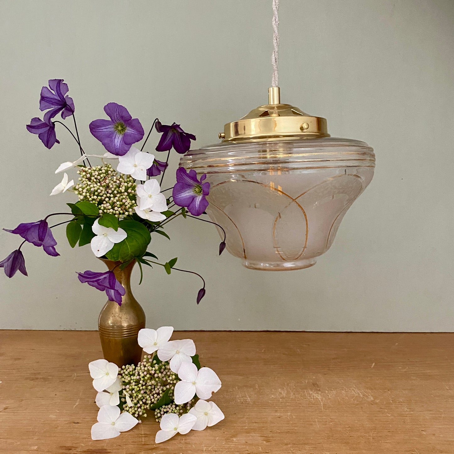 Suspension globe vintage art déco blanc et doré