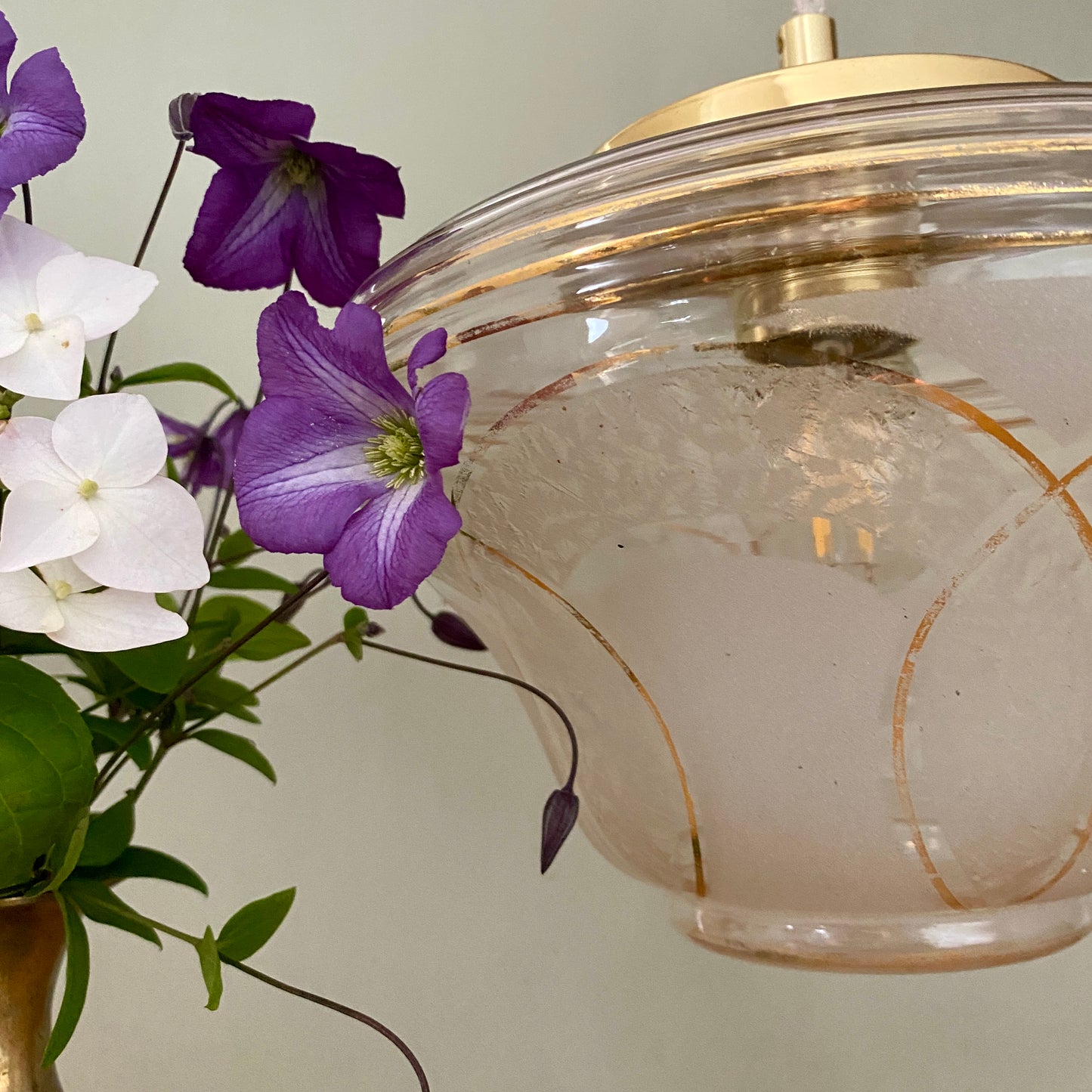 Suspension globe vintage art déco blanc et doré