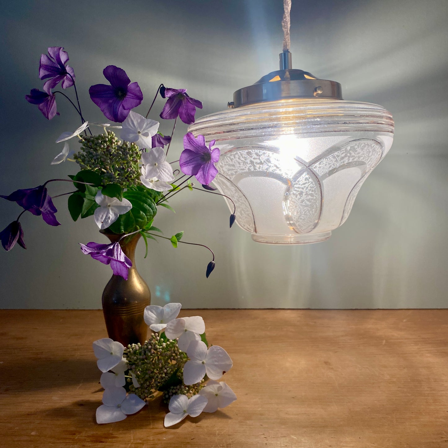 Suspension globe vintage art déco blanc et doré